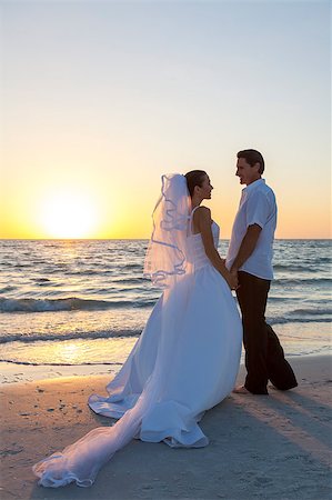 simsearch:400-04923739,k - A married couple, bride and groom, together sunset sunrise on a beautiful tropical beach Foto de stock - Super Valor sin royalties y Suscripción, Código: 400-08291854