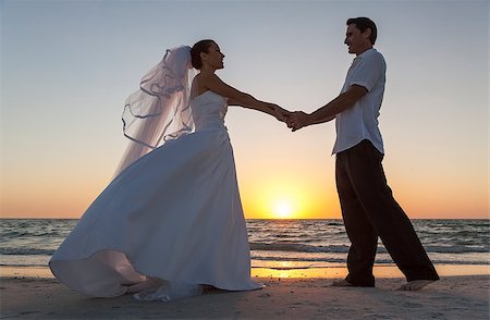 simsearch:400-04923739,k - A married couple, bride and groom, sunset sunrise wedding on a beautiful tropical beach Foto de stock - Super Valor sin royalties y Suscripción, Código: 400-08291855