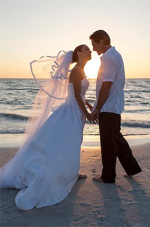 simsearch:400-04923739,k - A married couple, bride and groom, together sunset sunrise on a beautiful tropical beach Foto de stock - Super Valor sin royalties y Suscripción, Código: 400-08291853