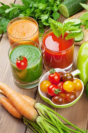 simsearch:400-08343170,k - Fresh vegetable smoothie on wooden table. Tomato, cucumber, carrot Foto de stock - Super Valor sin royalties y Suscripción, Código: 400-08293301