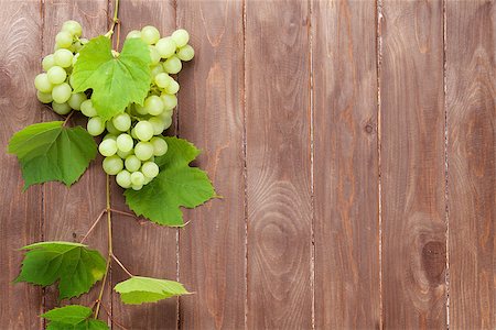 simsearch:400-08110621,k - Bunch of white grapes with leaves on wooden background with copy space Stock Photo - Budget Royalty-Free & Subscription, Code: 400-08293331