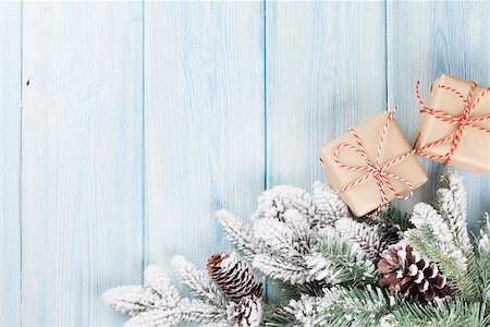 simsearch:400-07179654,k - Christmas wooden background with snow fir tree and gift boxes Photographie de stock - Aubaine LD & Abonnement, Code: 400-08293356