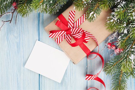simsearch:400-07179654,k - Christmas tree branch, with gift and blank greeting card on wooden background Photographie de stock - Aubaine LD & Abonnement, Code: 400-08293358