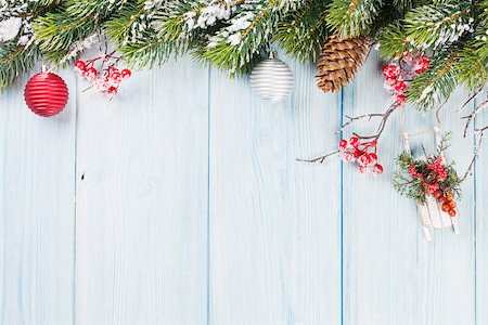 simsearch:400-07179654,k - Christmas wooden background with snow fir tree and holiday decor Photographie de stock - Aubaine LD & Abonnement, Code: 400-08293360
