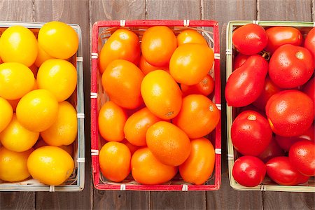 simsearch:400-07212038,k - Colorful tomatoes on wooden table. Top view Stock Photo - Budget Royalty-Free & Subscription, Code: 400-08293473