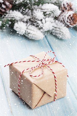 simsearch:400-07179654,k - Christmas tree branch with snow and gift box Photographie de stock - Aubaine LD & Abonnement, Code: 400-08293498