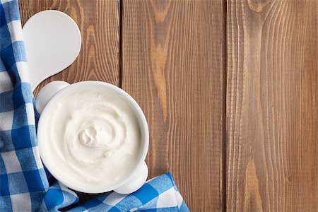 simsearch:400-07825089,k - Sour cream in a bowl on wooden table. Top view with copy space Fotografie stock - Microstock e Abbonamento, Codice: 400-08300717