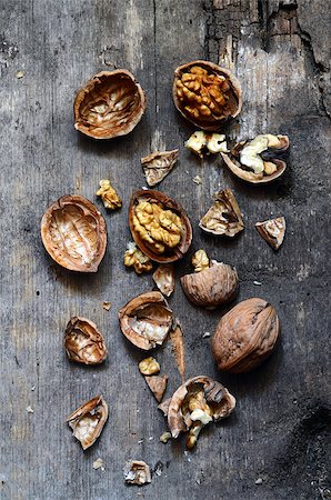 simsearch:400-04180817,k - Walnut kernels and whole walnuts on rustic old wooden table Photographie de stock - Aubaine LD & Abonnement, Code: 400-08301179