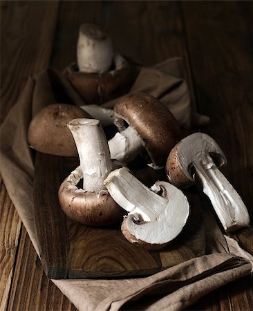 simsearch:400-07430898,k - Brown champignon mushrooms with on old wooden table Photographie de stock - Aubaine LD & Abonnement, Code: 400-08301180