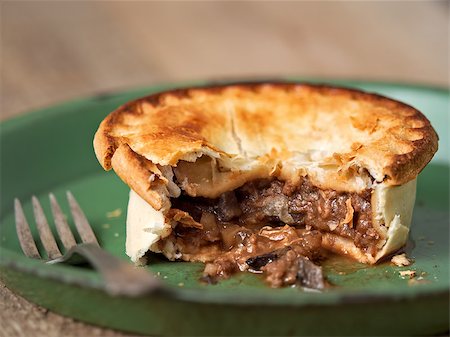 close up of rustic meat and mushroom pie Photographie de stock - Aubaine LD & Abonnement, Code: 400-08301315