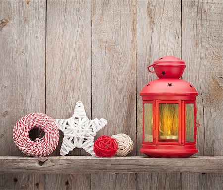 simsearch:400-08302769,k - Christmas candle lantern and decor in front of wooden wall with copy space Photographie de stock - Aubaine LD & Abonnement, Code: 400-08301789