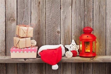 simsearch:400-08302769,k - Christmas candle lantern, gift boxes and decor in front of wooden wall with copy space Photographie de stock - Aubaine LD & Abonnement, Code: 400-08301795
