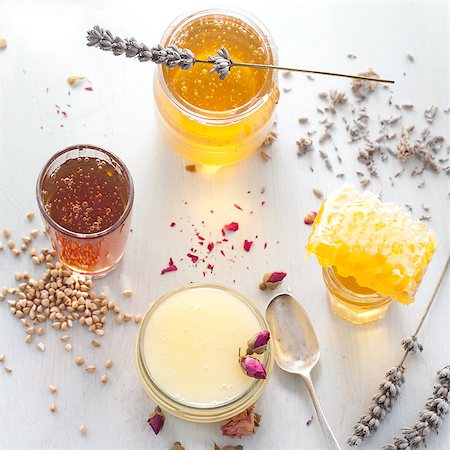 Honey variety with bee's comb in a glass jars with flowers and fresh herbs. Foto de stock - Super Valor sin royalties y Suscripción, Código: 400-08301972