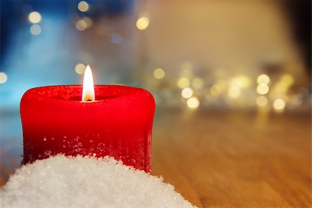 simsearch:400-07920008,k - Image of a red burning candle with bokeh lights in background and free space Fotografie stock - Microstock e Abbonamento, Codice: 400-08303400