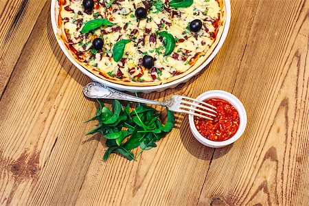 simsearch:400-03935748,k - Pizza homemade sauce fork wooden background olives cheese top Photographie de stock - Aubaine LD & Abonnement, Code: 400-08314082