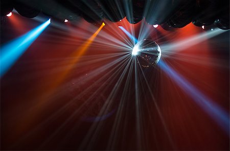 View of light beams reflecting from a disco ball. Foto de stock - Royalty-Free Super Valor e Assinatura, Número: 400-08314942