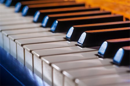 Piano keys  in cool blue and warm orange Fotografie stock - Microstock e Abbonamento, Codice: 400-08315125