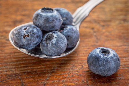 simsearch:400-08314496,k - fresh blueberries on a tablespoon against rustic wood Foto de stock - Super Valor sin royalties y Suscripción, Código: 400-08315191