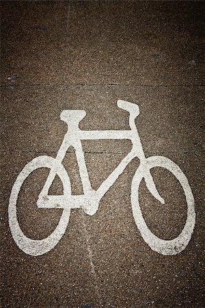 simsearch:400-04284016,k - Close up of white bike painted on asphalt Photographie de stock - Aubaine LD & Abonnement, Code: 400-08315657