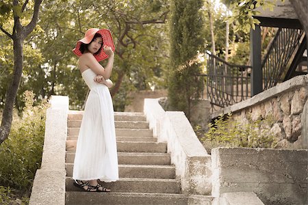 A young woman with a white dress Foto de stock - Super Valor sin royalties y Suscripción, Código: 400-08315792