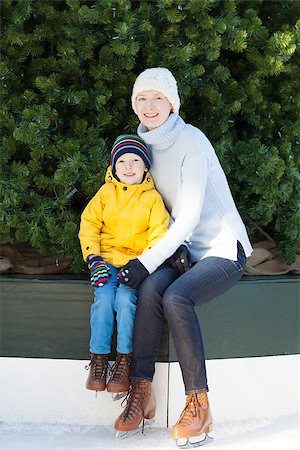 simsearch:400-08315867,k - young mother teaching her positive son ice skating, enjoying winter time at outdoor skating rink together Photographie de stock - Aubaine LD & Abonnement, Code: 400-08315871