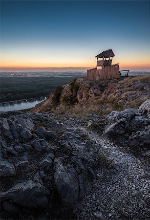 simsearch:400-07486187,k - Wooden Tourist Observation Tower on Rocky Hill over a Landscape with a River at Dusk Foto de stock - Royalty-Free Super Valor e Assinatura, Número: 400-08316309