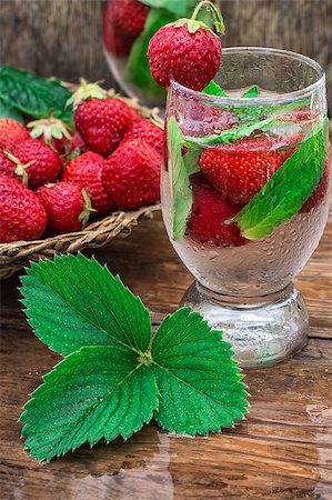 simsearch:400-04046933,k - glass with drink of strawberries and mint on the background of the basket full berries.Selective focus.Photo tinted Foto de stock - Super Valor sin royalties y Suscripción, Código: 400-08316899