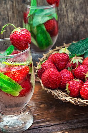 simsearch:400-04046933,k - glass with drink of strawberries and mint on the background of the basket full berries.Selective focus.Photo tinted Foto de stock - Super Valor sin royalties y Suscripción, Código: 400-08316901