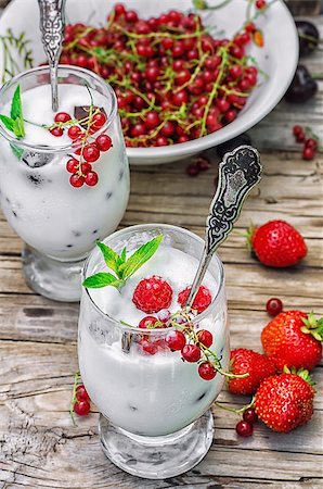 sweet dessert of ice cream per glass and fresh berries, cherries,currants,strawberries. Stock Photo - Budget Royalty-Free & Subscription, Code: 400-08317304