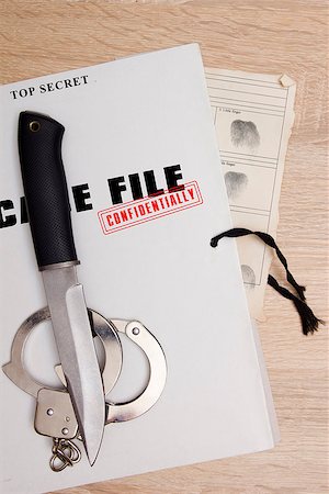 supersecretos - The knife from the scene on a folder with documents. Foto de stock - Super Valor sin royalties y Suscripción, Código: 400-08317341