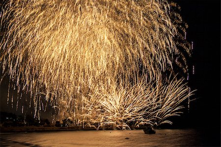 simsearch:400-07093371,k - Golden fireworks falling over sea with reflections on the beach Fotografie stock - Microstock e Abbonamento, Codice: 400-08317342