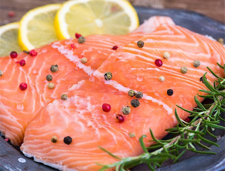 simsearch:400-08187570,k - Raw Salmon Fish Fillet with Lemon, Spices and Fresh Herbs on Plate Stockbilder - Microstock & Abonnement, Bildnummer: 400-08317503