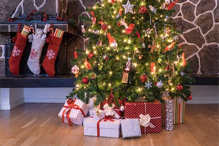 simsearch:640-02953380,k - Stockings hanging on a fireplace next to a christmas tree on christmas morning Stockbilder - Microstock & Abonnement, Bildnummer: 400-08317759