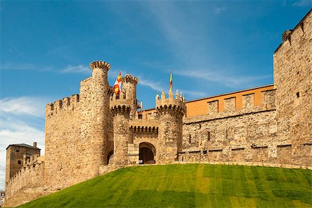 Templar castle of Ponferrada, province of Leon, Spain Foto de stock - Super Valor sin royalties y Suscripción, Código: 400-08317781