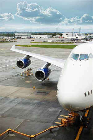 Loading platform of air freight to the aircraft. London Heathrow Airport Fotografie stock - Microstock e Abbonamento, Codice: 400-08317814