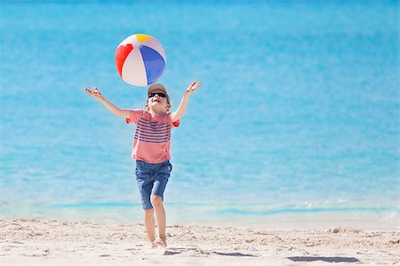 simsearch:400-08320108,k - playful little boy playing with beach ball at the caribbean beach Foto de stock - Royalty-Free Super Valor e Assinatura, Número: 400-08318036