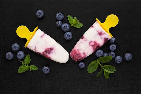 simsearch:400-07993452,k - Colorful fruit ice lolly background. Two popsicle on black background with fresh berry fruit and green leaves, top view. Fresh fruit background. Foto de stock - Super Valor sin royalties y Suscripción, Código: 400-08318262