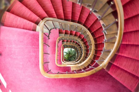 Down the Staircase with red carpeting. Foto de stock - Super Valor sin royalties y Suscripción, Código: 400-08318520