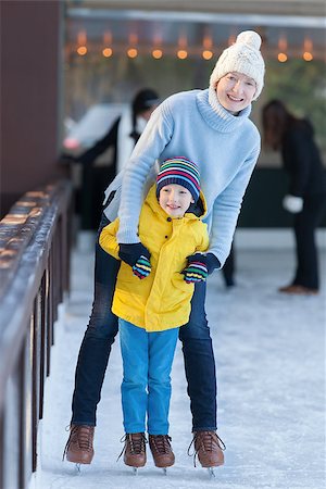 simsearch:400-08318063,k - young mother teaching her little son ice skating at outdoor skating rink Photographie de stock - Aubaine LD & Abonnement, Code: 400-08318712