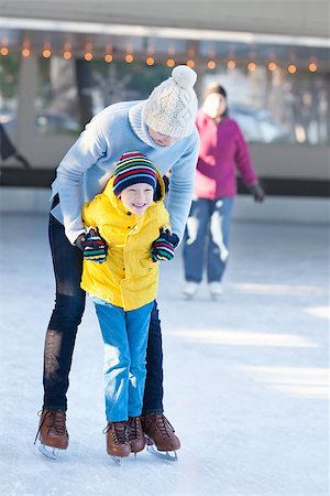 simsearch:400-08315867,k - family of two enjoying winter time ice skating together at outdoor skating rink Photographie de stock - Aubaine LD & Abonnement, Code: 400-08319228
