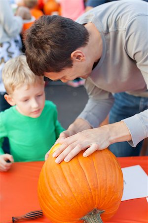 simsearch:400-07793717,k - family of two enjoying pumpkin carving at halloween time Photographie de stock - Aubaine LD & Abonnement, Code: 400-08319221