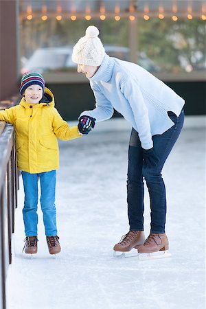 simsearch:400-08034847,k - family of two enjoying winter time ice skating together at outdoor skating rink Photographie de stock - Aubaine LD & Abonnement, Code: 400-08319231
