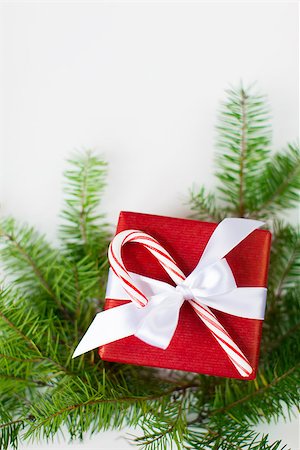 simsearch:854-03538987,k - close-up of christmas themed decoration - wrapped present, candy cane and tree branch Foto de stock - Super Valor sin royalties y Suscripción, Código: 400-08319232