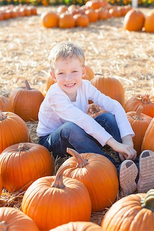 simsearch:400-07211170,k - smiling 6-year old boy having fun and enjoying autumn time at pumpkin patch Photographie de stock - Aubaine LD & Abonnement, Code: 400-08319255