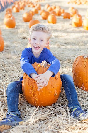 simsearch:400-07211170,k - smiling 6-year old boy having fun and enjoying autumn time at pumpkin patch Photographie de stock - Aubaine LD & Abonnement, Code: 400-08319257