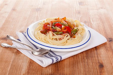 simsearch:656-02702879,k - Spaghetti pasta with tomato sauce and steamed vegetables. Healthy pasta eating. Photographie de stock - Aubaine LD & Abonnement, Code: 400-08319328