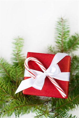 simsearch:854-03538987,k - christmas theme with nicely wrapped present decorated with candy cane and christmas tree branch, isolated Foto de stock - Super Valor sin royalties y Suscripción, Código: 400-08319478