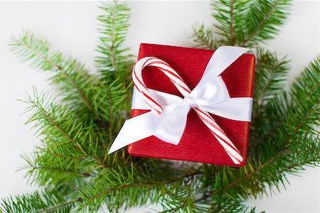 simsearch:854-03538987,k - christmas theme with nicely wrapped present decorated with candy cane and christmas tree branch, isolated Foto de stock - Super Valor sin royalties y Suscripción, Código: 400-08319500