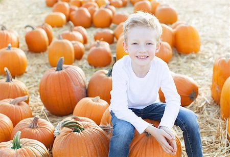 simsearch:400-07169847,k - smiling 6-year old boy having fun and enjoying autumn time at pumpkin patch Photographie de stock - Aubaine LD & Abonnement, Code: 400-08319695