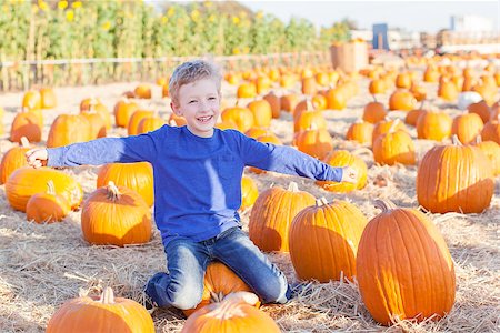 simsearch:400-07211170,k - smiling 6-year old boy having fun and enjoying autumn time at pumpkin patch Photographie de stock - Aubaine LD & Abonnement, Code: 400-08319696